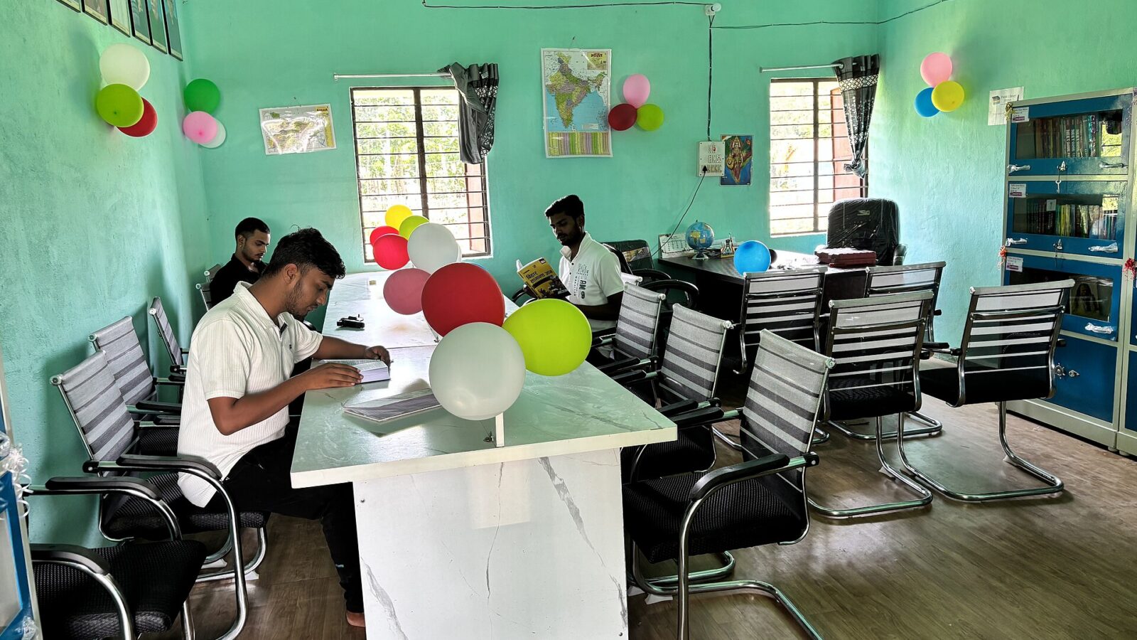 किताबें पढ़ते छात्र